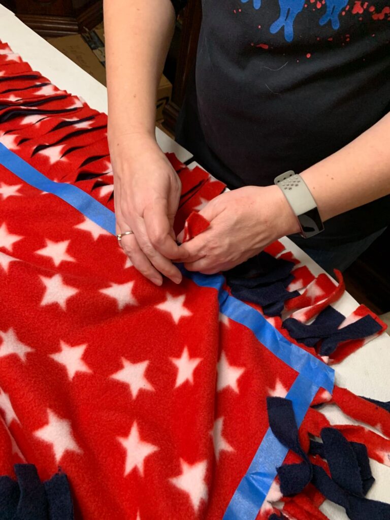 Tied Fleece Blanket Tutorial, No Sew Craft, No Sew Blanket Pattern -   Singapore